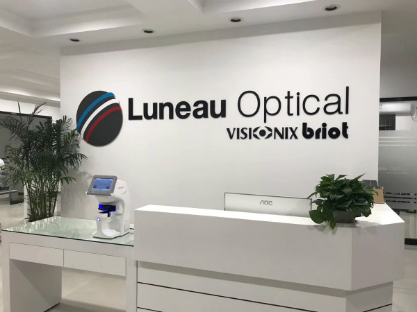 熱烈祝賀上海邁維動漫與寧波路尼奧光學(xué)設(shè)備有限公司成功簽約，共同開啟電腦驗(yàn)光儀設(shè)備展示三維動畫的制作之旅！(圖1)